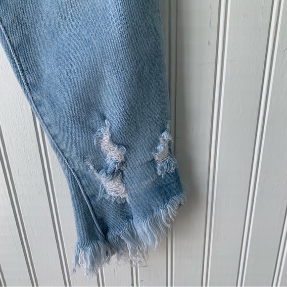 KanCan Distressed 5-pocket Jeans ( Size 0/23) Awesome Look with Anything! - Picture 4 of 8